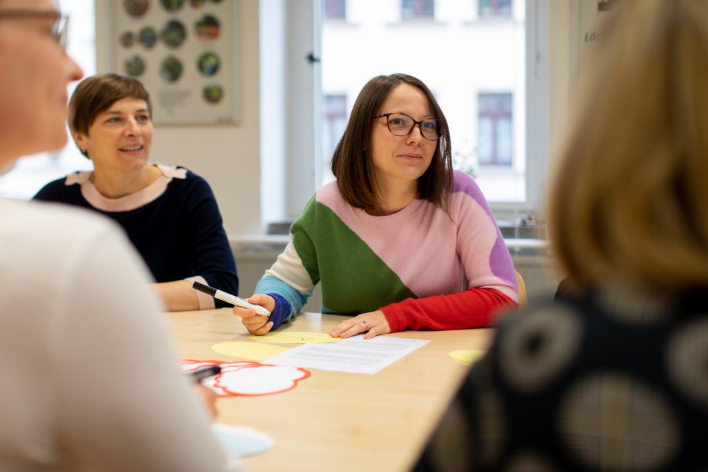 Eine Gruppe von Frauen im Beratungsgespräch im Familienprojekt Tandem.