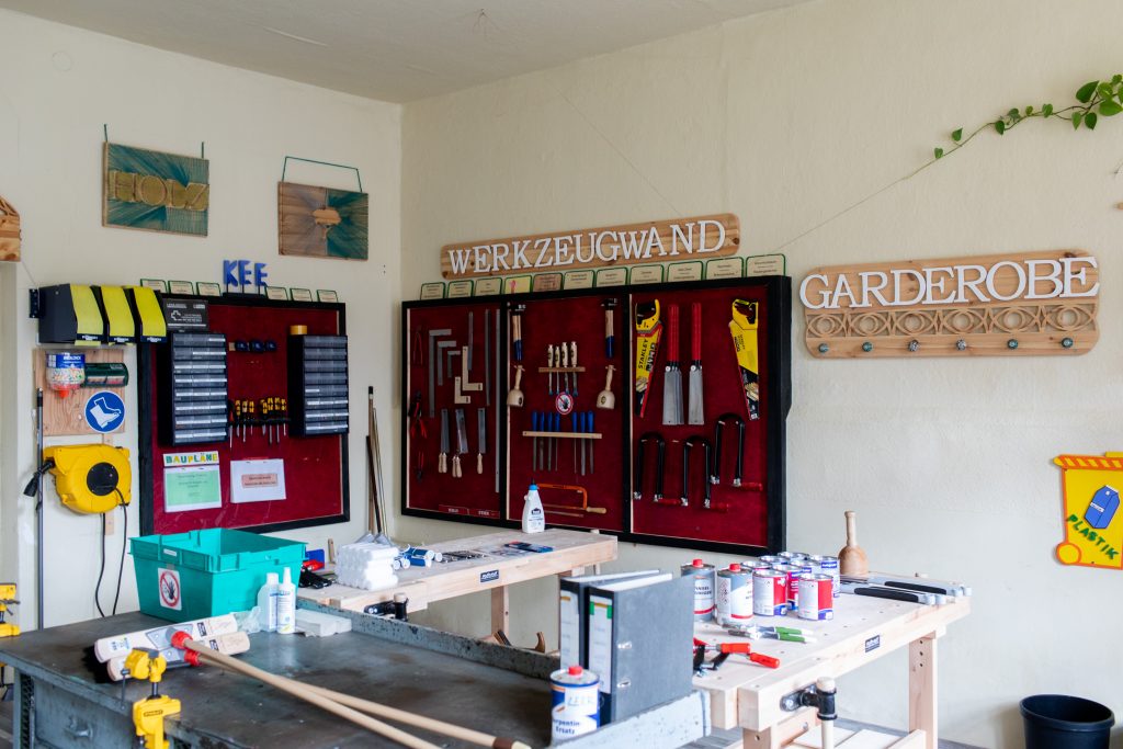 Eine Werkzeugwand mit in den Projekten des KEE hergestellten Holzelementen.