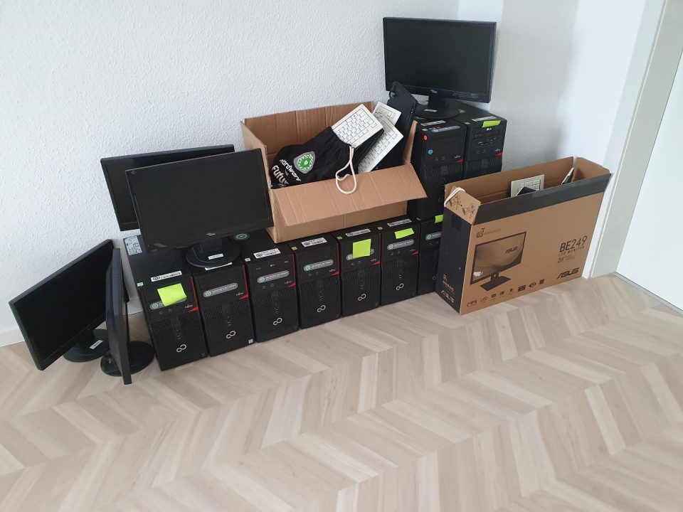 Eine Reihe aufbereiteter Computer und Bildschirme