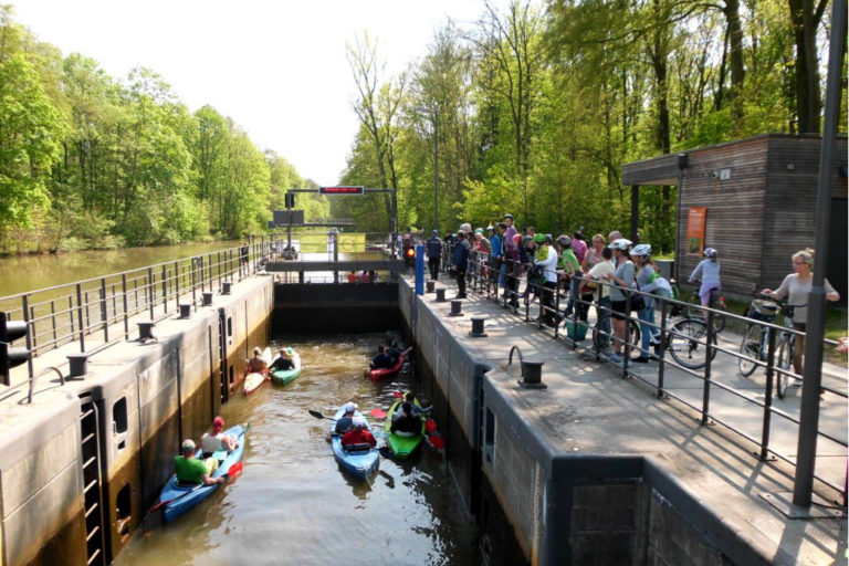 Kanus in einer Schleuse auf der Elster in Leipzig. Die Boote warten auf die Öffnung der Schleuse.