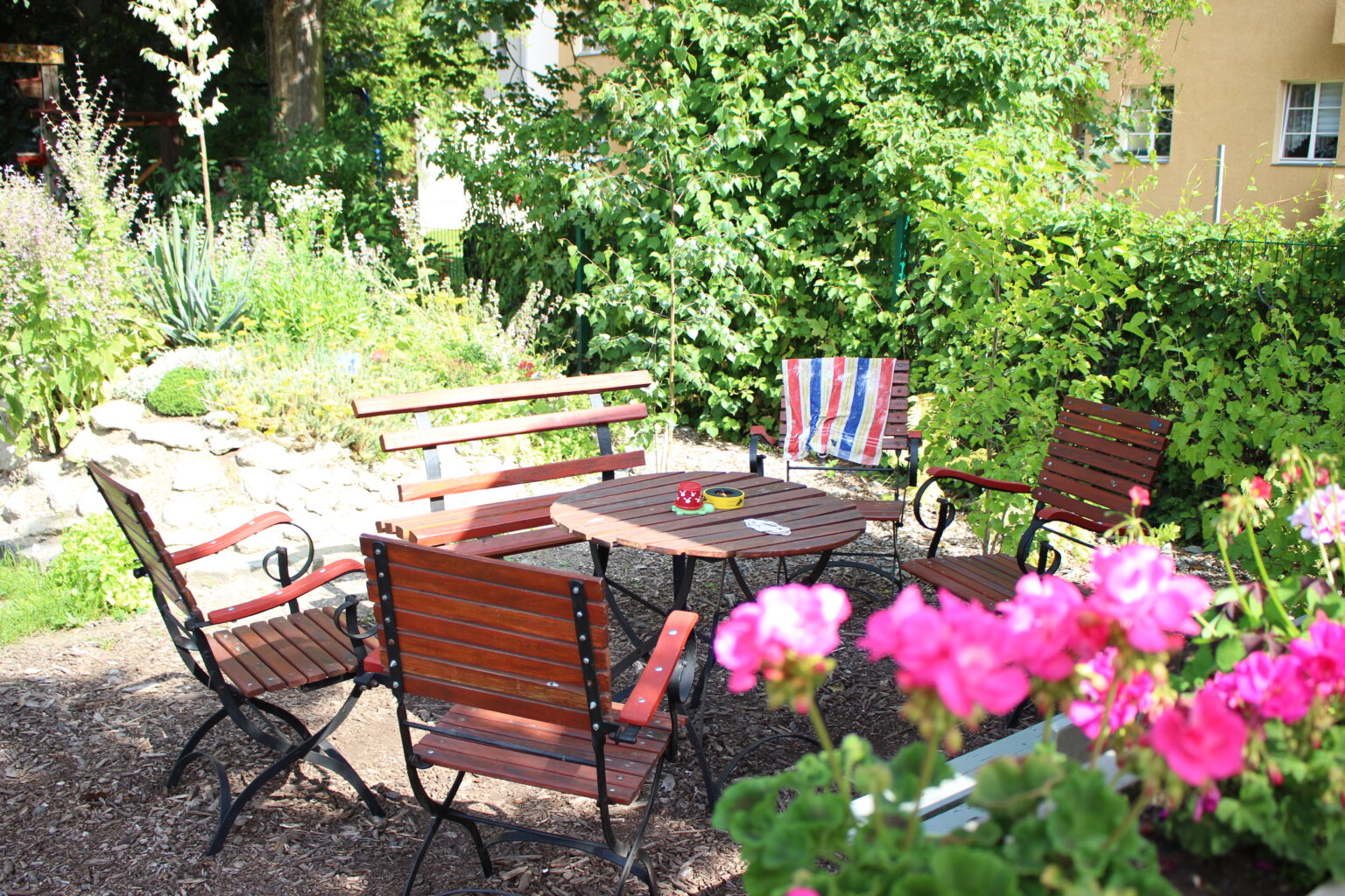 Gartentisch mit Stühlen im Naturgarten des KEE.