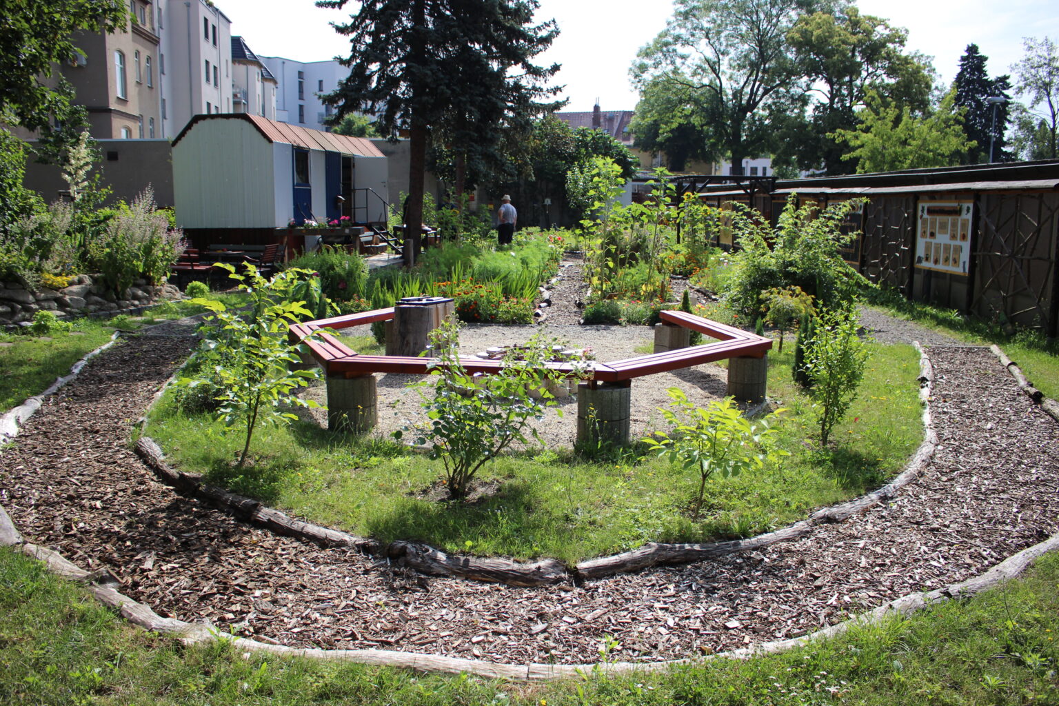 Weg und Sitzecke im Naturgarten des KEE.