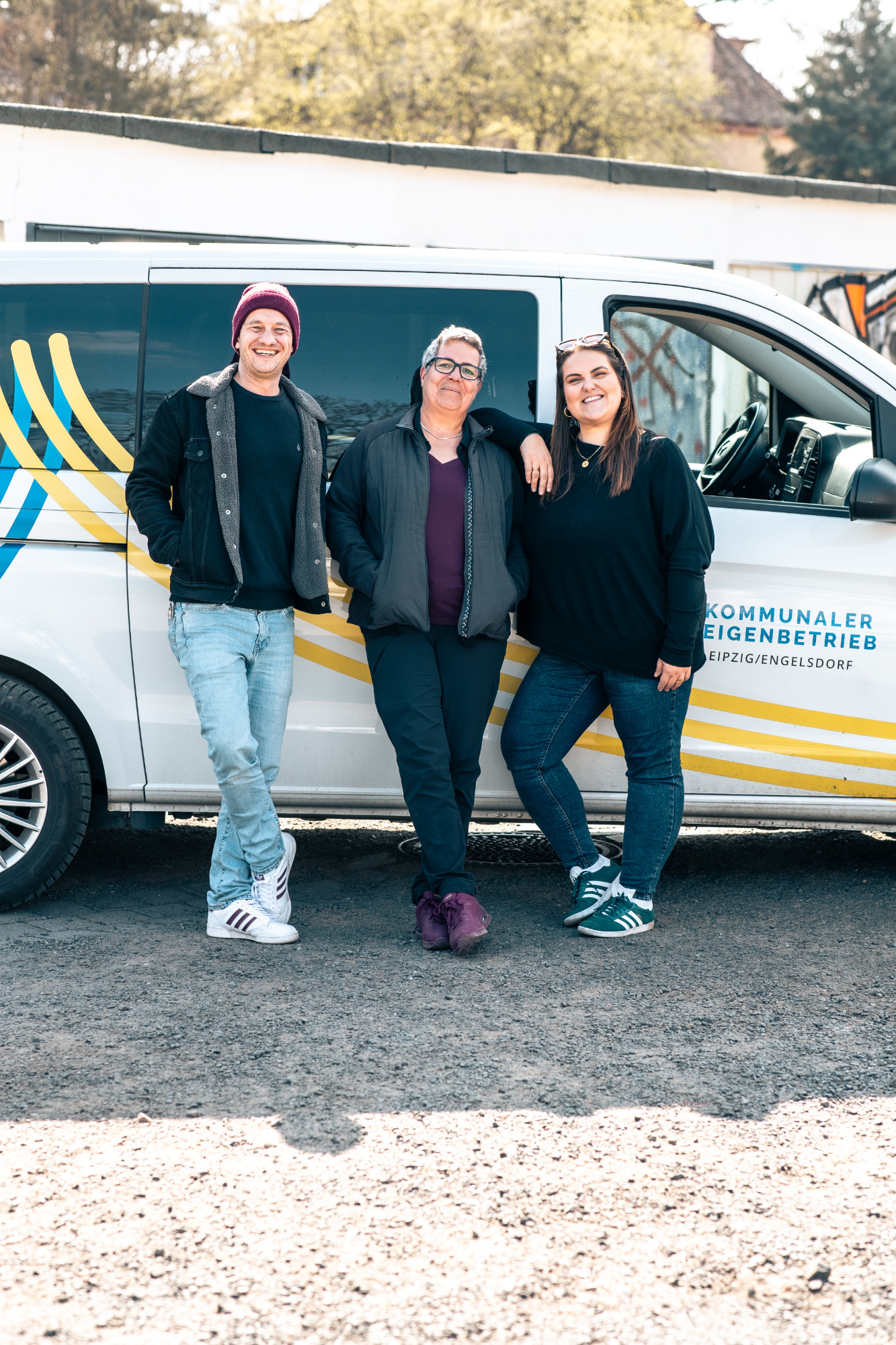 Das Team SAVE steht vor einem Transporter des KEE. Von links nach rechts: Christoph Knittel, Katja Reitler, Aysegül Senkal.