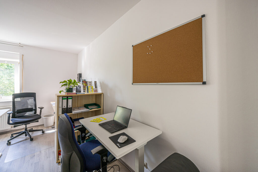 JUWO Leipzig - Kommunales Jugendwohnen - Arbeitsplatz in einem Zimmer in der Bornaischen Straße