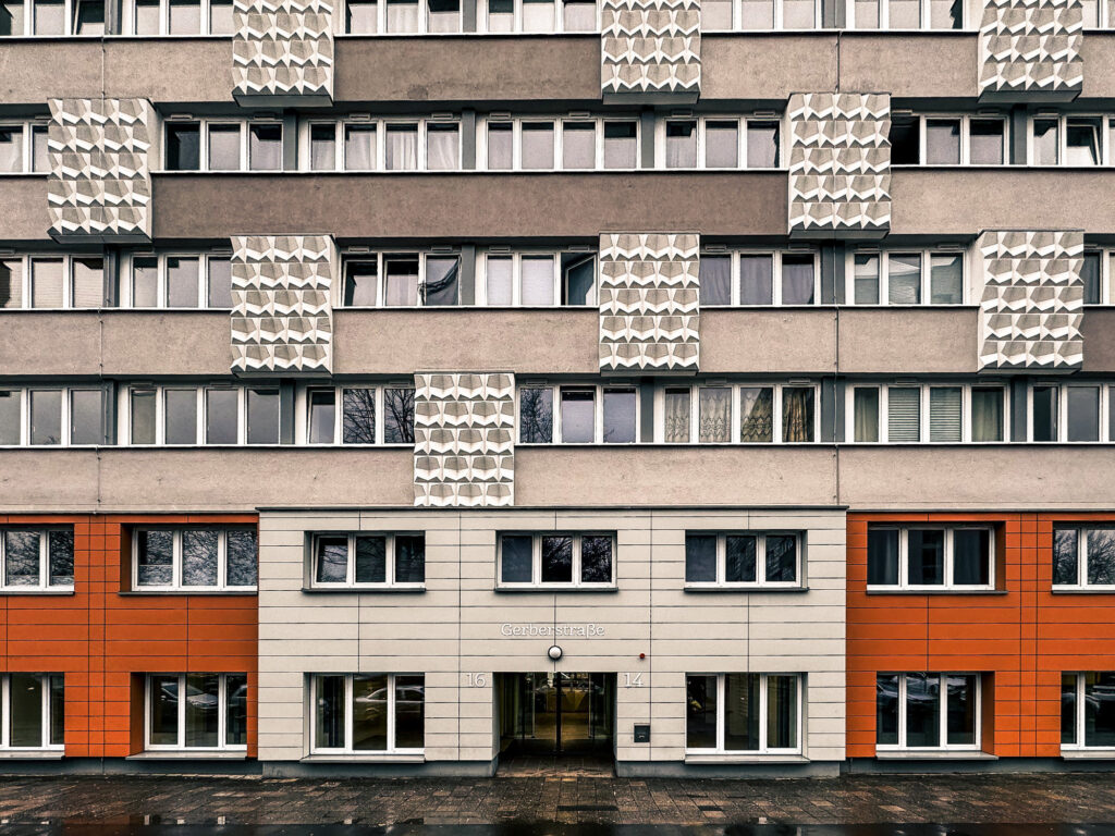 Frontaler Blick auf den Eingang der Gerberstraße 14/16. In dem Gebäude befinden sich Wohnungen des Projekts next - Betreutes Einzelwohnen des KEE.